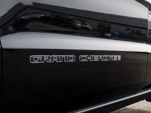 Used 2021 Jeep Grand Cherokee Limited image 15