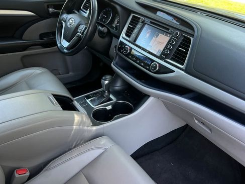 Used 2019 Toyota Highlander XLE FWD image 17