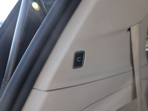 Used 2024 Chrysler Pacifica Touring-L FWD image 14