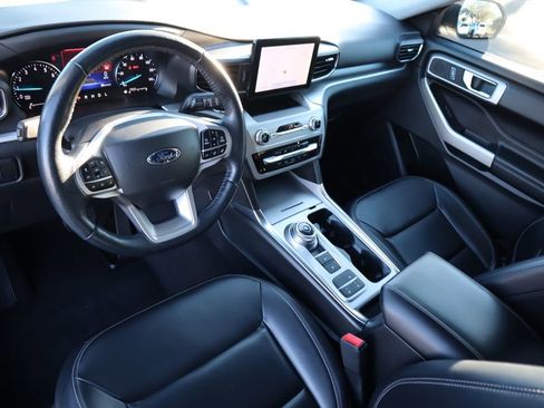 Used 2022 Ford Explorer XLT w/ Equipment Group 202A image 9