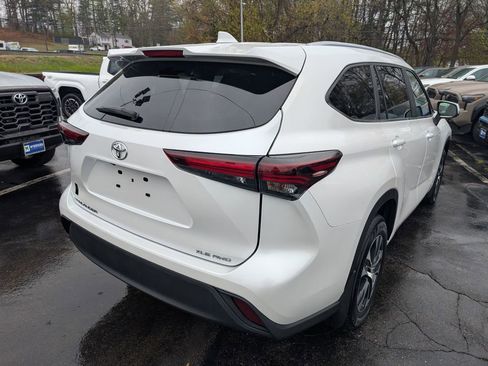 Certified 2024 Toyota Highlander XLE AWD/4WD image 8