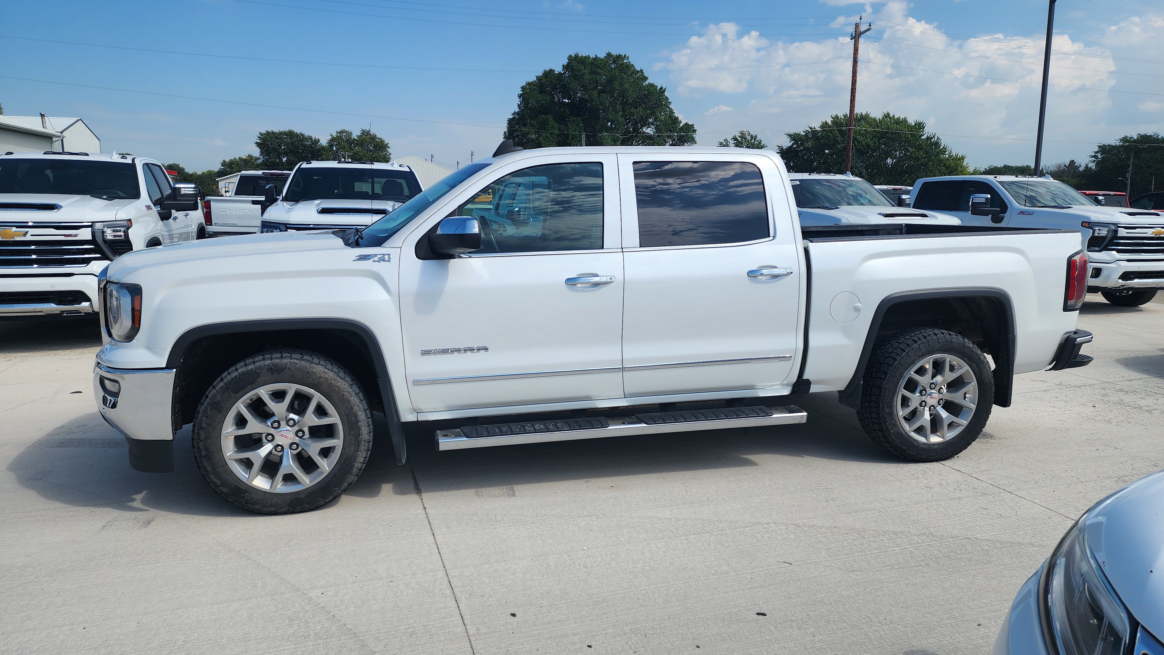 Used 2018 GMC Sierra 1500 SLT w/ SLT Premium Package AWD/4WD image 2
