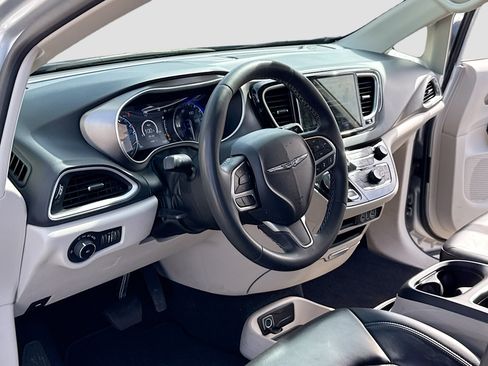 Used 2023 Chrysler Pacifica Touring-L FWD image 4