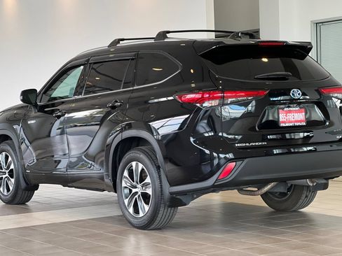 Used 2021 Toyota Highlander XLE AWD/4WD image 6