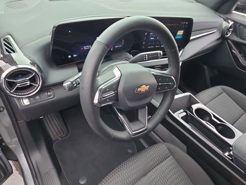 Used 2025 Chevrolet Equinox LT FWD image 9