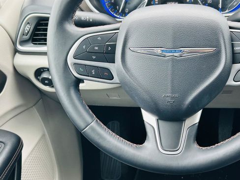 Used 2017 Chrysler Pacifica Touring-L FWD image 16