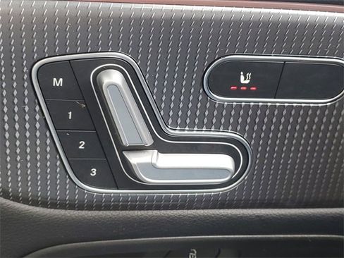 Used 2021 Mercedes-Benz GLB 250 4MATIC image 17