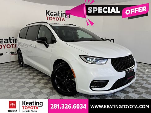 Used 2025 Chrysler Pacifica Limited FWD image 2