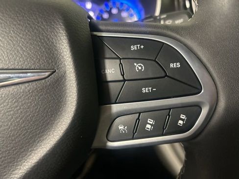 Used 2024 Chrysler Pacifica Touring-L FWD image 5