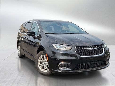 Used 2025 Chrysler Pacifica Select FWD image 1
