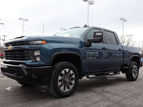 Used 2024 Chevrolet Silverado 2500 Custom w/ Custom Value Package image 10