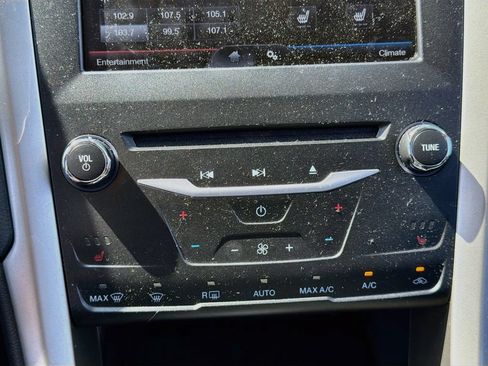 Used 2015 Ford Fusion SE w/ Equipment Group 202A FWD image 17