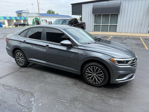 Used 2019 Volkswagen Jetta SEL w/ Cold Weather Package FWD image 5