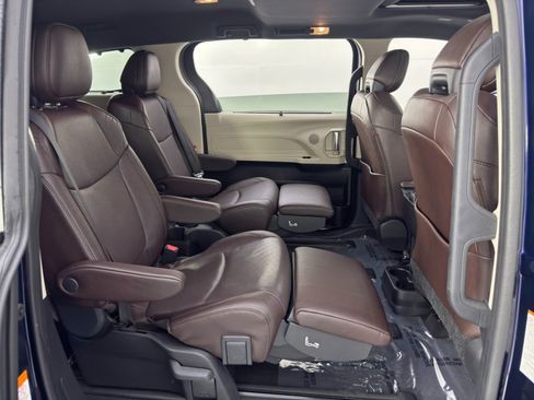 Used 2024 Toyota Sienna Platinum image 45
