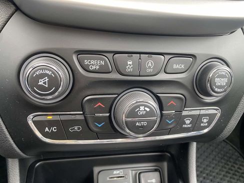 Used 2018 Jeep Cherokee Latitude Plus w/ Comfort/Convenience Group image 27