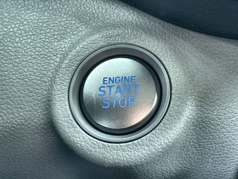 Used 2025 Hyundai Venue SEL FWD image 17