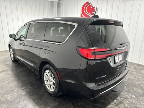 Used 2023 Chrysler Pacifica Touring-L FWD image 8