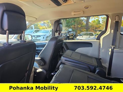 Used 2013 Chrysler Town & Country Touring image 23
