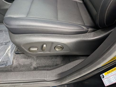 Used 2025 Chevrolet Traverse LT image 22