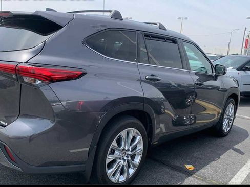 Used 2021 Toyota Highlander Limited AWD/4WD image 2