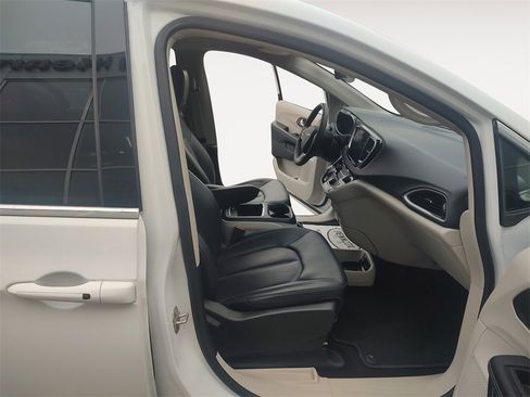 Used 2024 Chrysler Pacifica Touring-L image 15