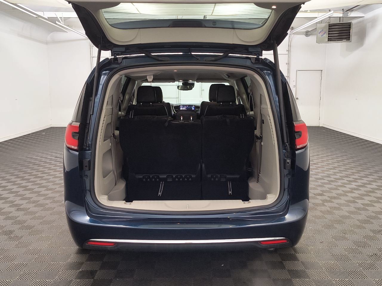 Used 2022 Chrysler Pacifica Touring-L AWD/4WD image 28