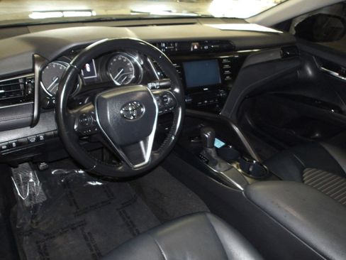 Used 2020 Toyota Camry SE w/ Convenience Package FWD image 9