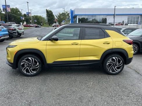 Used 2025 Chevrolet TrailBlazer RS w/ Driver Confidence Package image 2