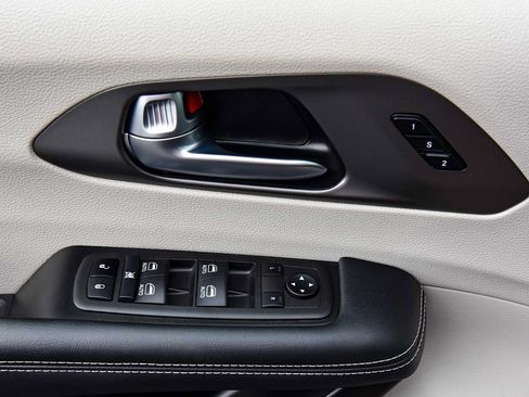 Certified 2023 Chrysler Pacifica Touring-L w/ Uconnect Theater Family Group FWD image 15