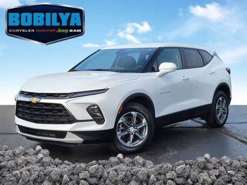 Used 2025 Chevrolet Blazer LT FWD image 1