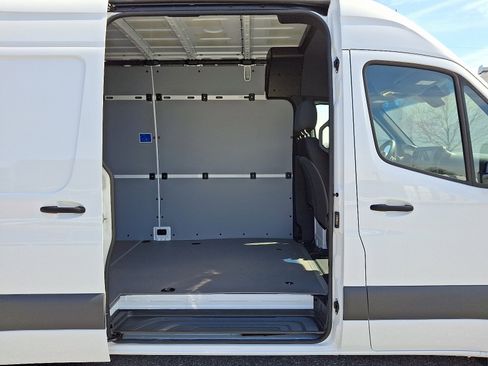Used 2024 Mercedes-Benz Sprinter 2500 image 8