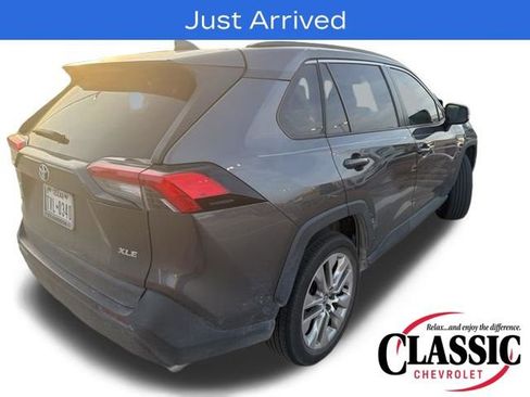Used 2021 Toyota RAV4 XLE Premium image 11