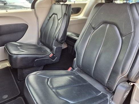Used 2019 Chrysler Pacifica Limited FWD image 7
