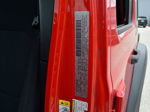 Used 2018 Jeep Wrangler Unlimited Sport S AWD/4WD image 27