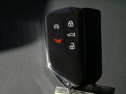 Used 2025 Volkswagen Tiguan SE image 30