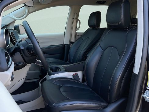 Used 2023 Chrysler Pacifica Touring-L FWD image 23
