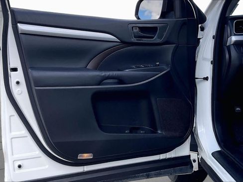 Used 2015 Toyota Highlander Plus FWD image 22