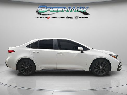 Used 2025 Toyota Corolla SE image 4