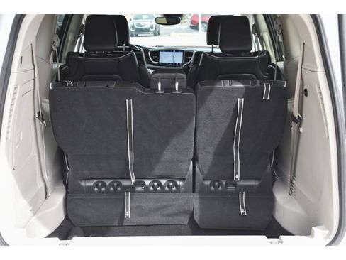 Used 2023 Chrysler Pacifica Limited w/ Uconnect Theater Family Group image 25