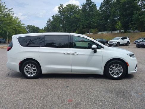 Used 2023 Chrysler Pacifica Touring-L FWD image 3