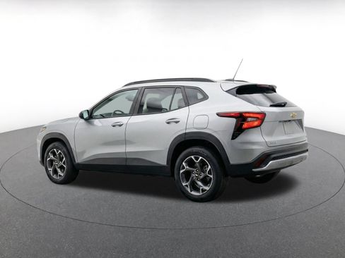 Used 2025 Chevrolet Trax LT w/ LT Convenience Package FWD image 7