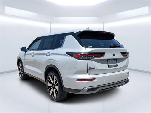 New 2025 Mitsubishi Outlander SE image 5