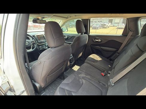 Used 2016 Jeep Cherokee Latitude w/ Cold Weather Group AWD/4WD image 24