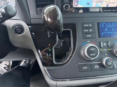 Used 2019 Toyota Sienna XLE FWD image 25