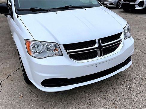 Used 2020 Dodge Grand Caravan SE w/ UConnect Hands-Free Group image 3