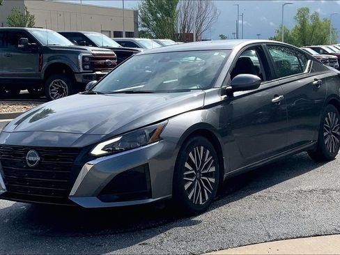 Used 2024 Nissan Altima 2.5 SV w/ SV Premium Package FWD image 5
