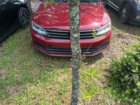 Used 2017 Volkswagen Jetta SE image 2