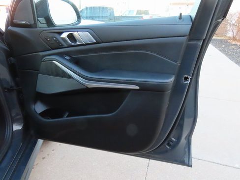 Used 2021 BMW X7 M50i image 10