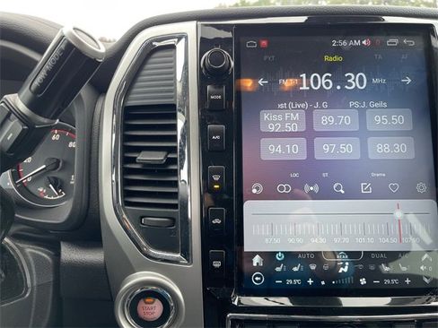 Used 2020 Nissan Titan SL image 25