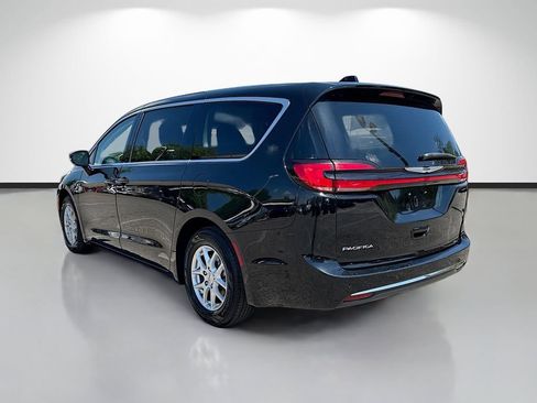 Used 2024 Chrysler Pacifica Touring-L FWD image 5